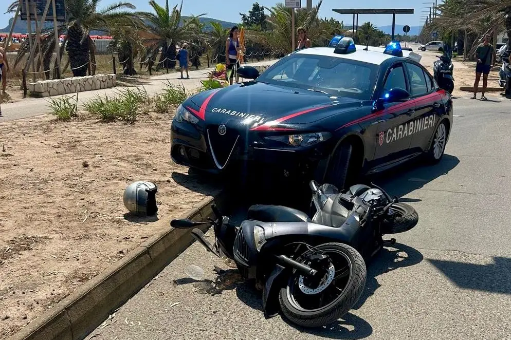 Lo scooter rubato dopo l'impatto con l'auto dei carabinieri al Poetto
