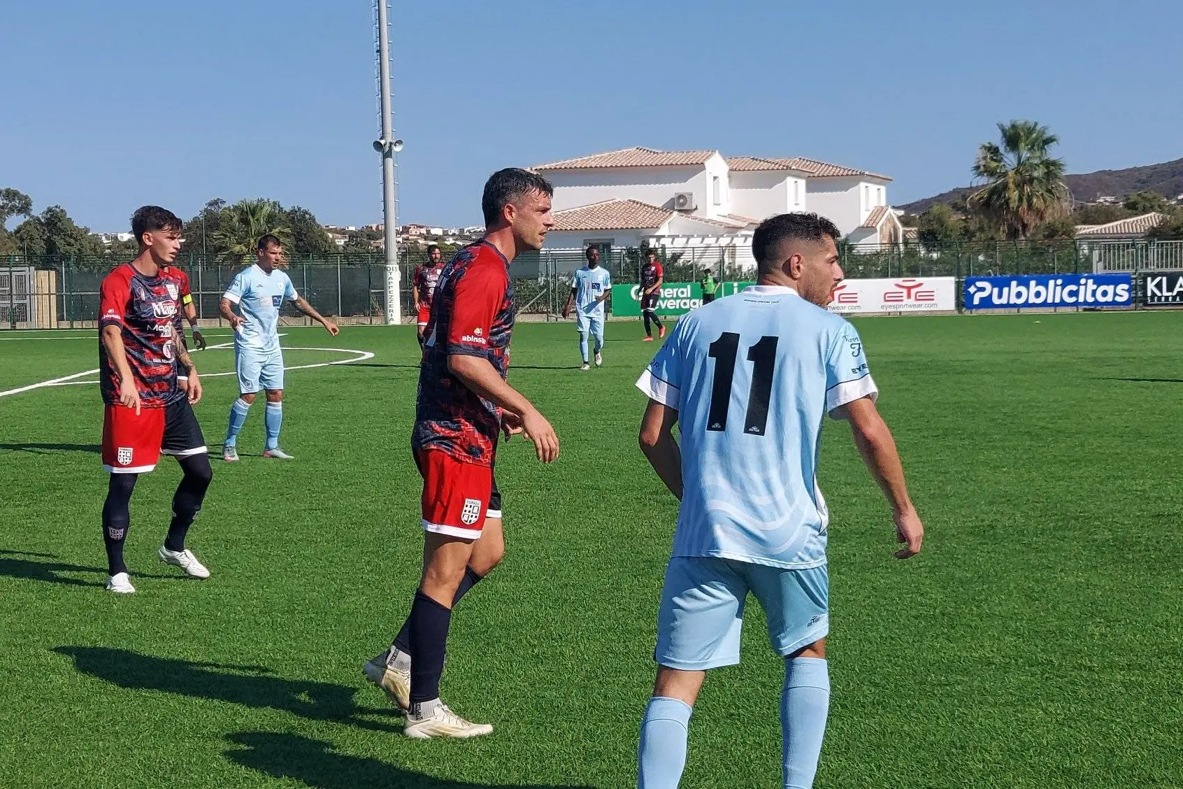 Un'azione dell'amichevole a Budoni: a destra Giacomo Santoro, autore di una doppietta (foto Torres)