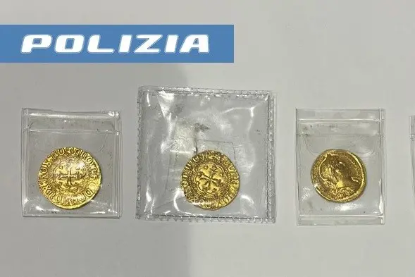 Tre delle monete d'oro ritrovate all'aeroporto di Cagliari (foto Polizia)