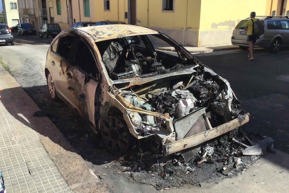 Notte di paura a Porto Torres: in fiamme l'auto di un operaio, fumo e aria irrespirabile