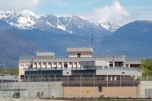 Detenuto tenta di strangolare un poliziotto al carcere di Aosta