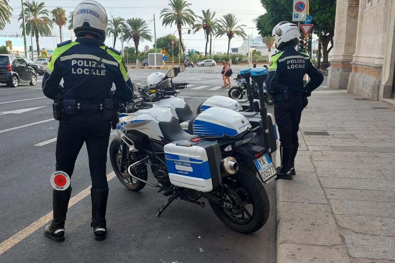 A bordo dello scooter senza patente, fermato a Cagliari (foto Polizia Locale)
