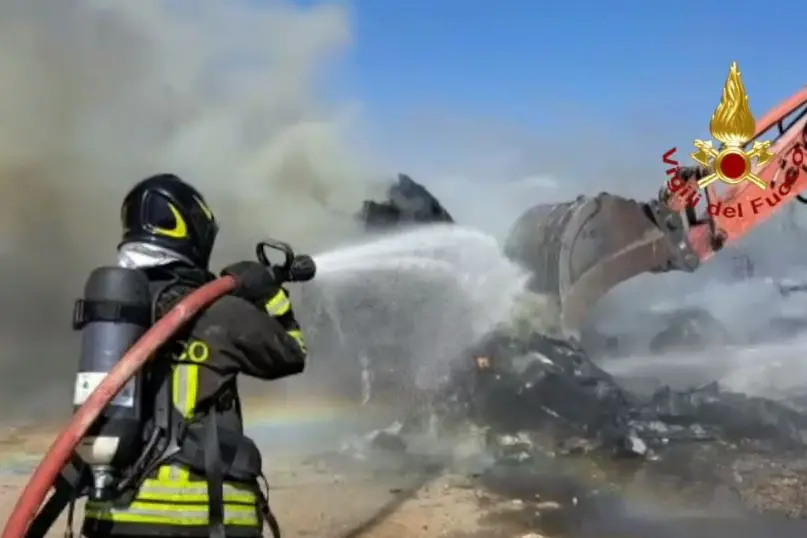 Kampf gegen die Flammen in Quartu (Foto Feuerwehr)