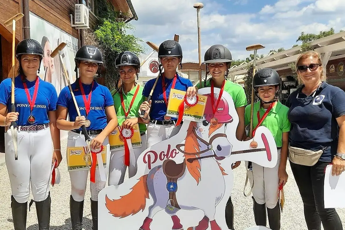 Le due squadre di polo sarde trionfatrici ad Arezzo (foto concessa)