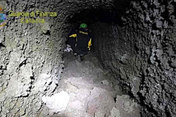 Il cane abbaia verso la grotta: all’interno i resti di un uomo morto da decenni