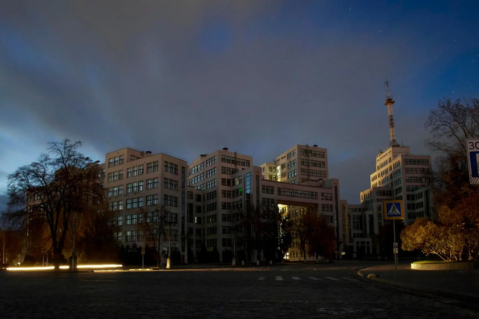 Kharkiv, edificio al buio dopo i razionamenti di energia (Ansa-Epa)