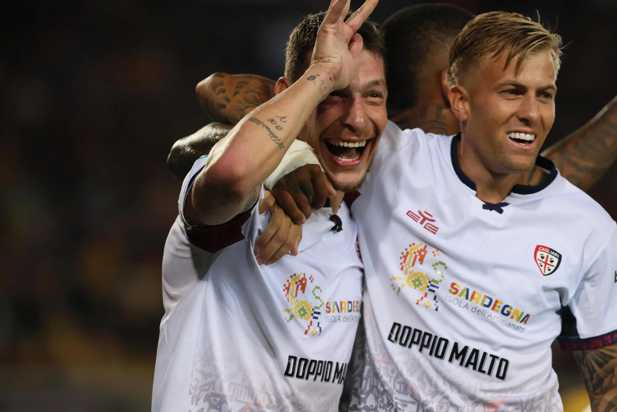 Andrea Belotti esulta con Mattia Felici per uno dei due gol in Lecce-Cagliari (foto Ansa)