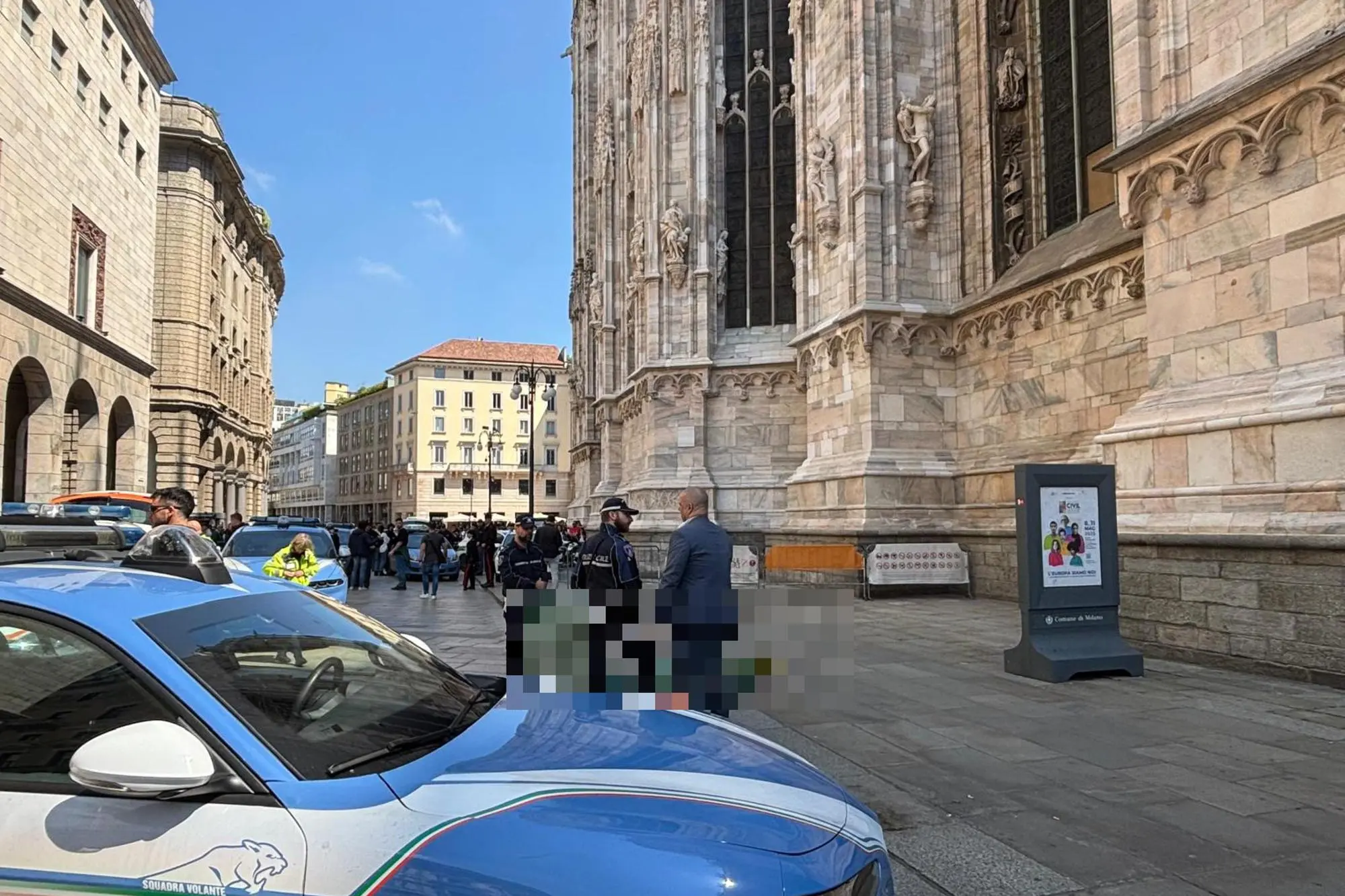Forze dell'ordine davanti al Duomo (Ansa)