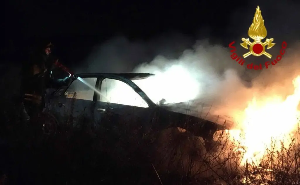 L'auto incendiata a Capoterra