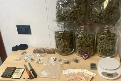 Il materiale sequestrato dalla Polizia