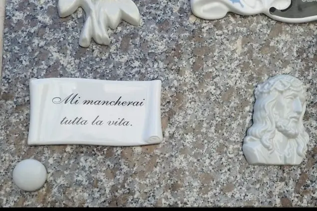 Un loculo del cimitero a cui è stato sottratto un vaso (foto Tellini)