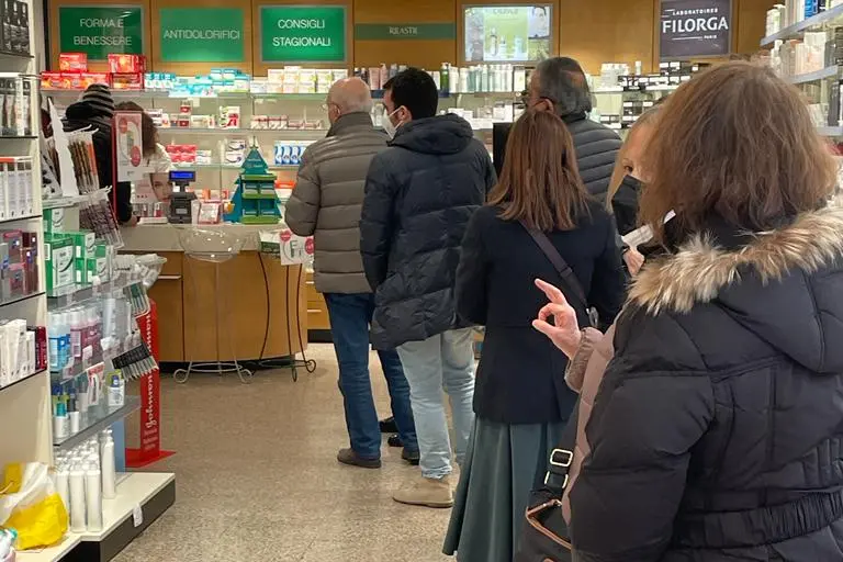 L'attesa per i tamponi in una farmacia di Cagliari (foto L'Unione Sarda)