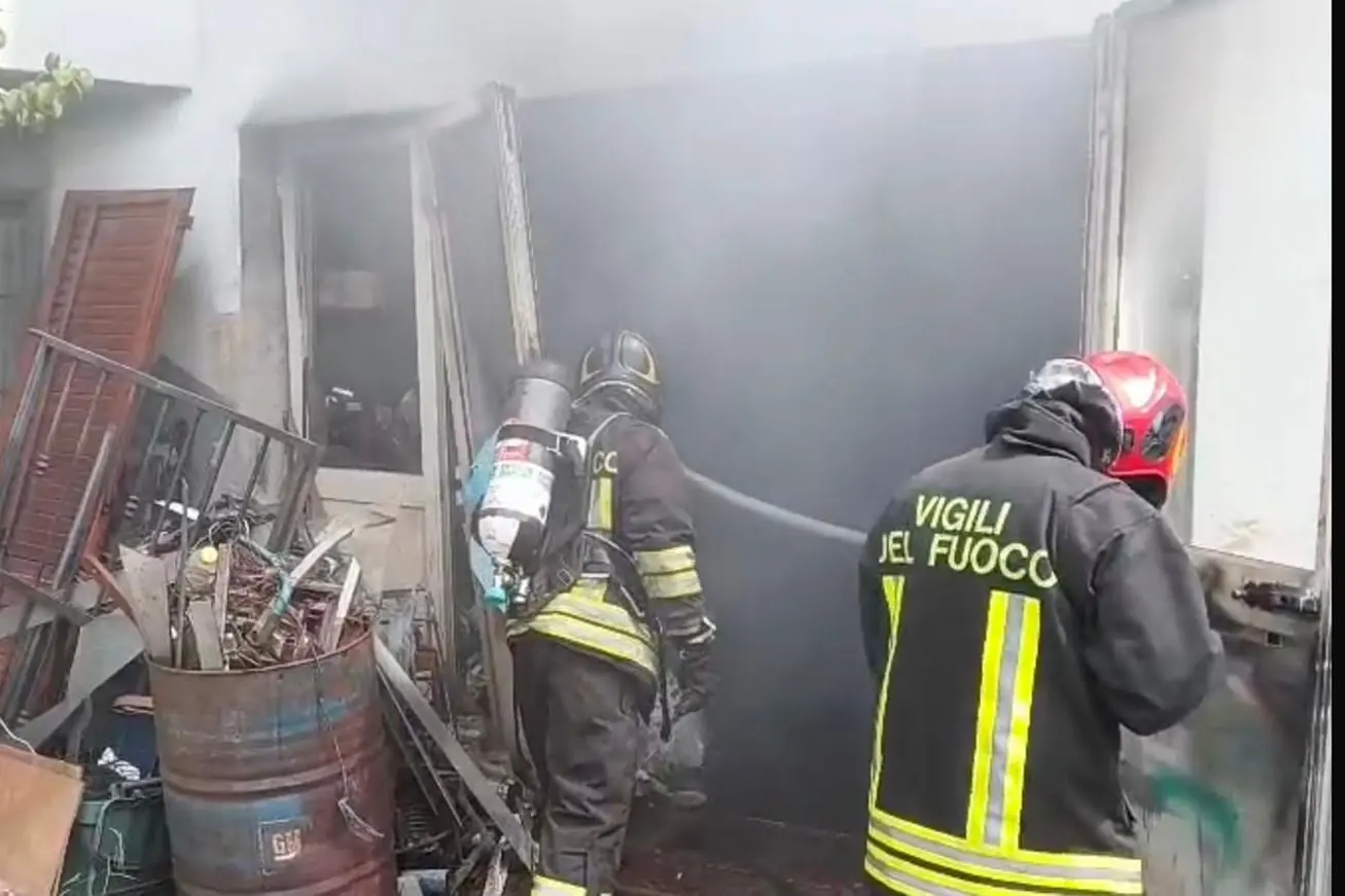 L'intervento dei vigili del fuoco a Budoni