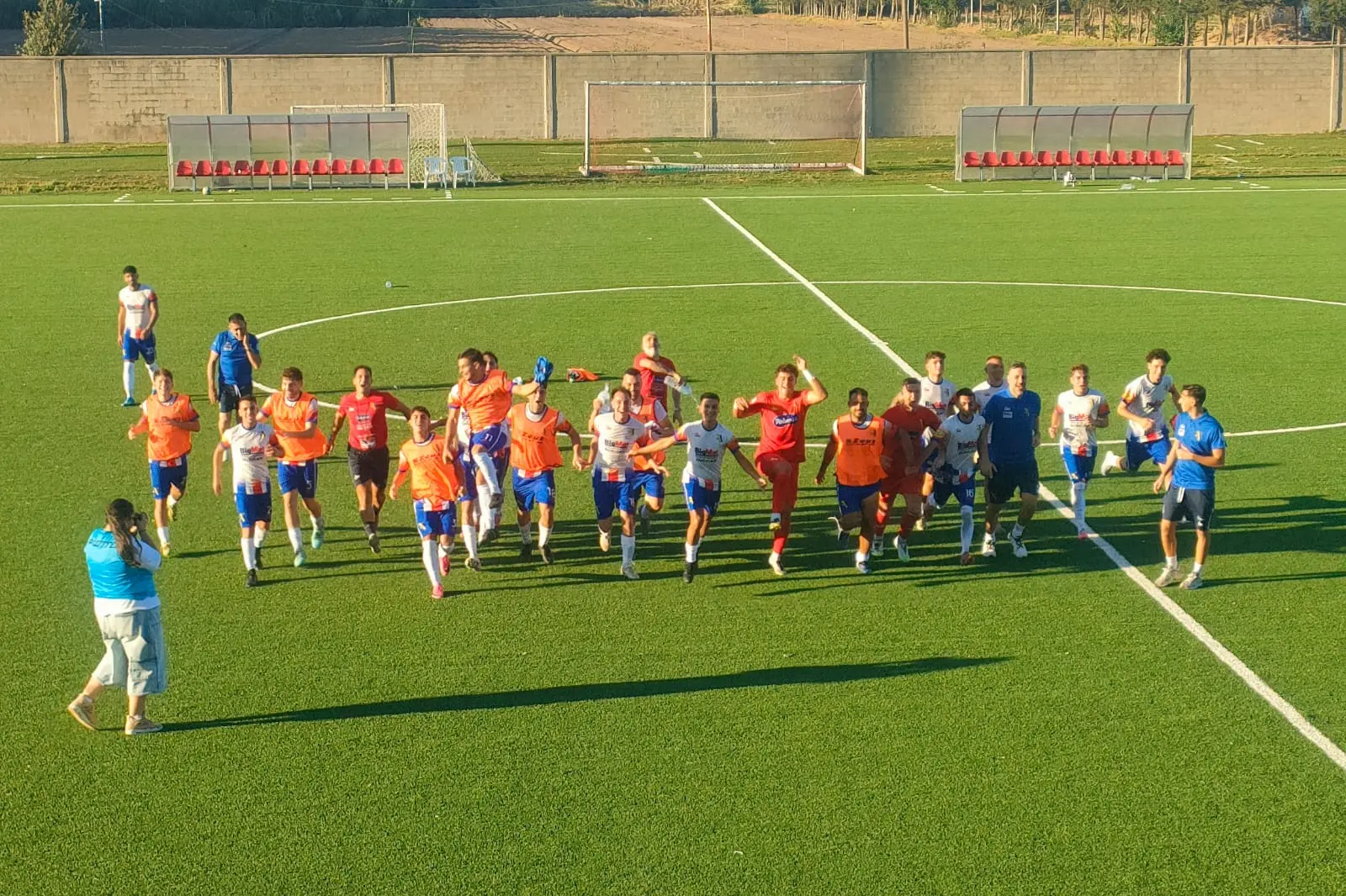 I festeggiamenti dell'Arborea dopo la vittoria contro la Ferrini Cagliari (foto di Giacomo Pala)