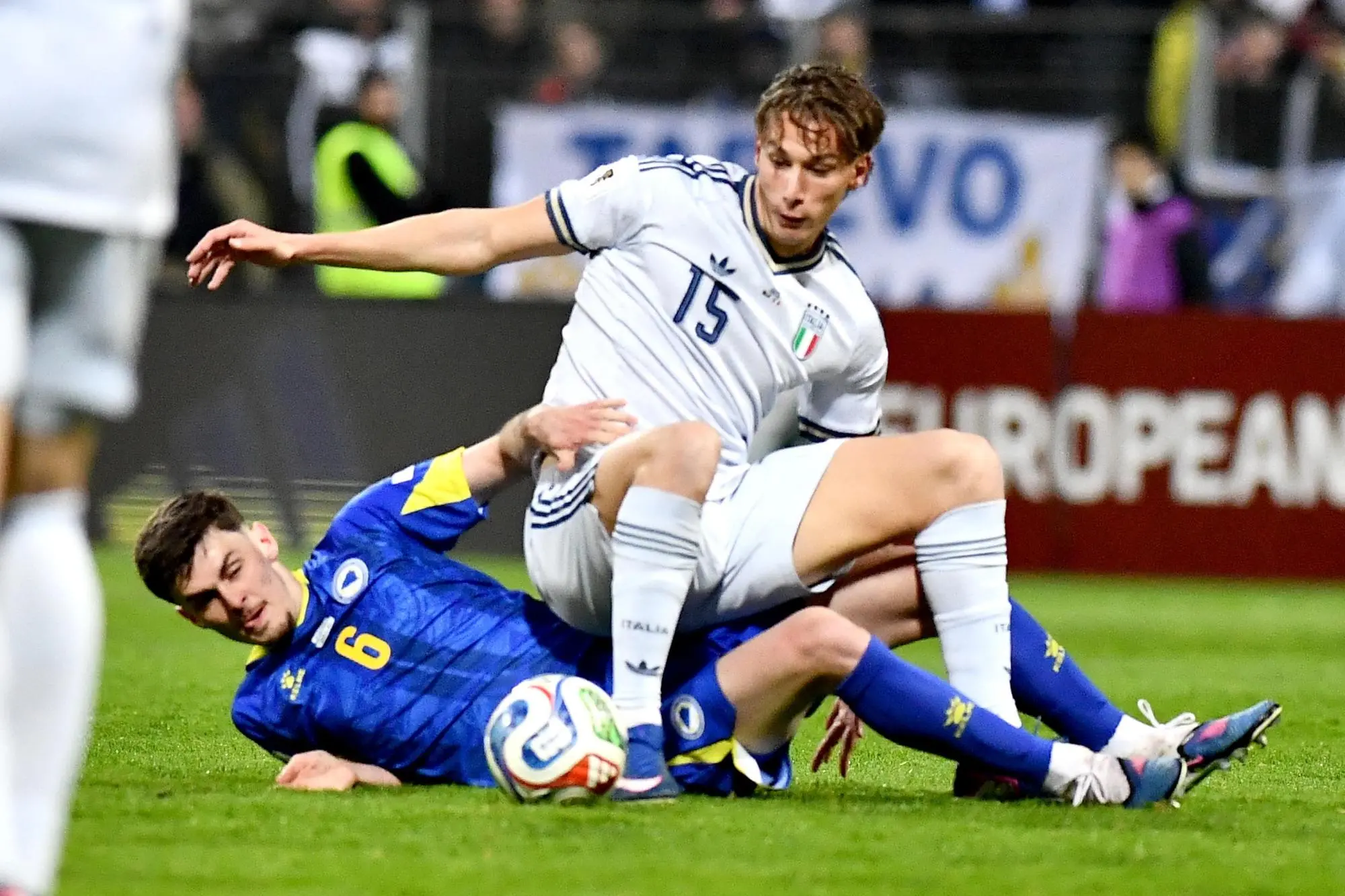 Francesco Pio Esposito contrastato da Benjamin Tahirović in Bosnia-Italia (foto Epa/Ansa)