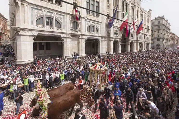 IL PASSAGGIO DI SANT'EFISIO IN VIA ROMA