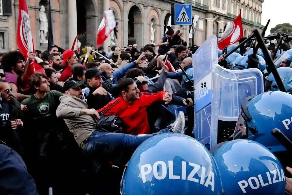 Gli scontri a Napoli (Ansa)