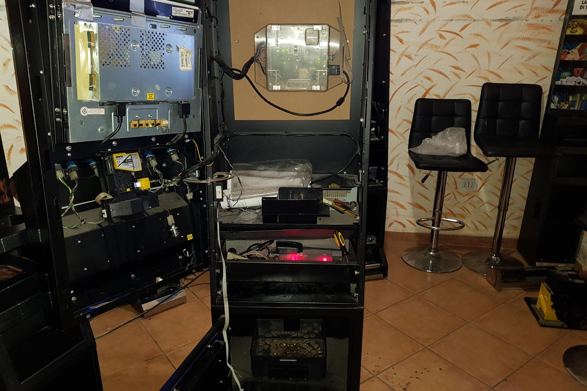 Slot machine contraffatte a Sant’Anna Arresi, sanzionato il titolare di un bar (foto @ADM)