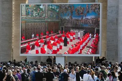 I fedeli in piazza San Pietro osservano sul maxischermo l'apertura del conclave del 7 maggio 2025 che elegger&agrave; Leone XIV (Ansa - Carconi)