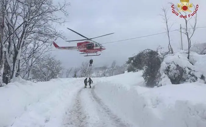 L'elicottero dei vigili del fuoco cerca di raggiungere l'hotel travolto dalla slavina