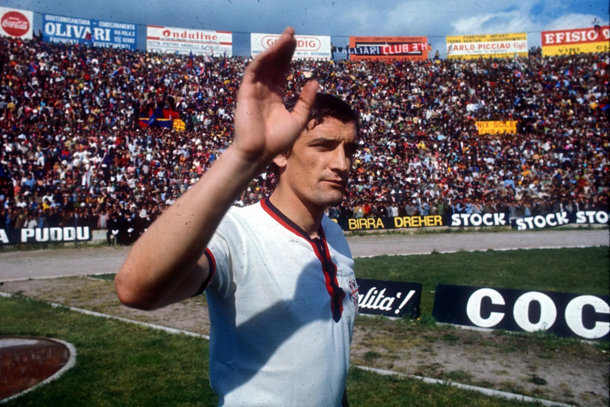 Gigi Riva con la maglia del Cagliari in una foto d'archivio (Ansa)