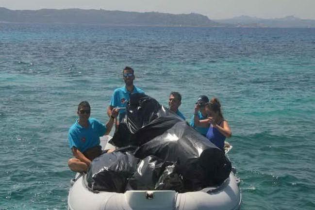 &quot;Un arcipelago senza plastica&quot;: i volontari di La Maddalena promuovono la raccolta dei rifiuti