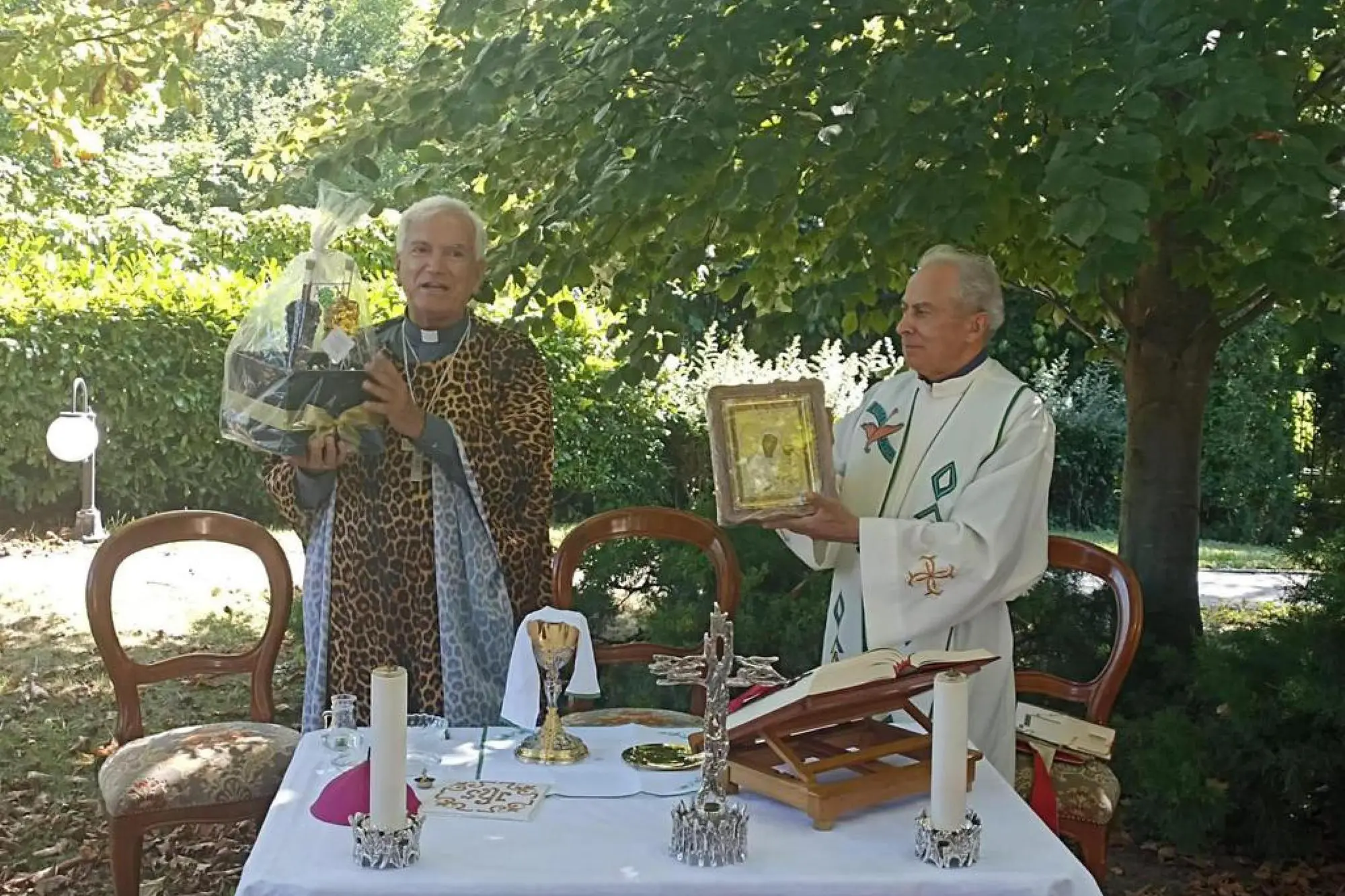 Monsignor Nicola Girasoli con casula e mitra fantasia animalier (foto Facebook)