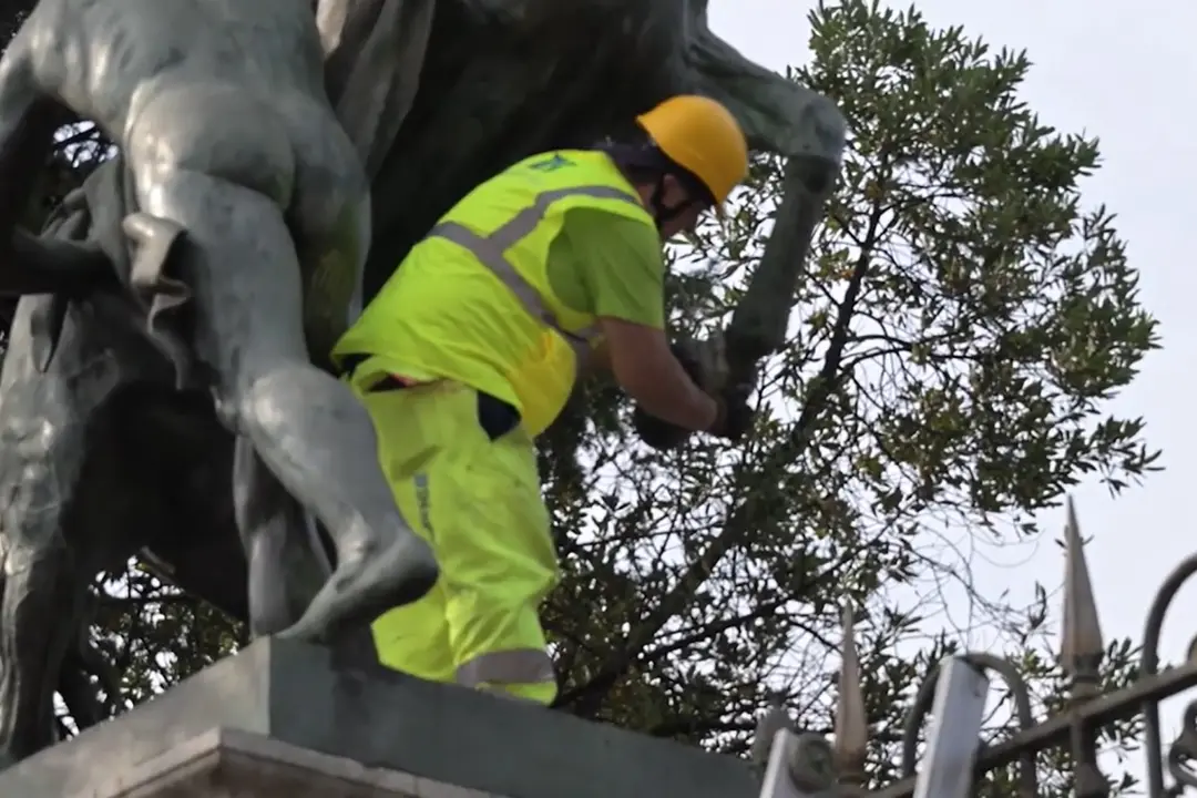 Napoli, dopo 15 anni rimosso uno straccio dalla statua donata dallo zar Nicola