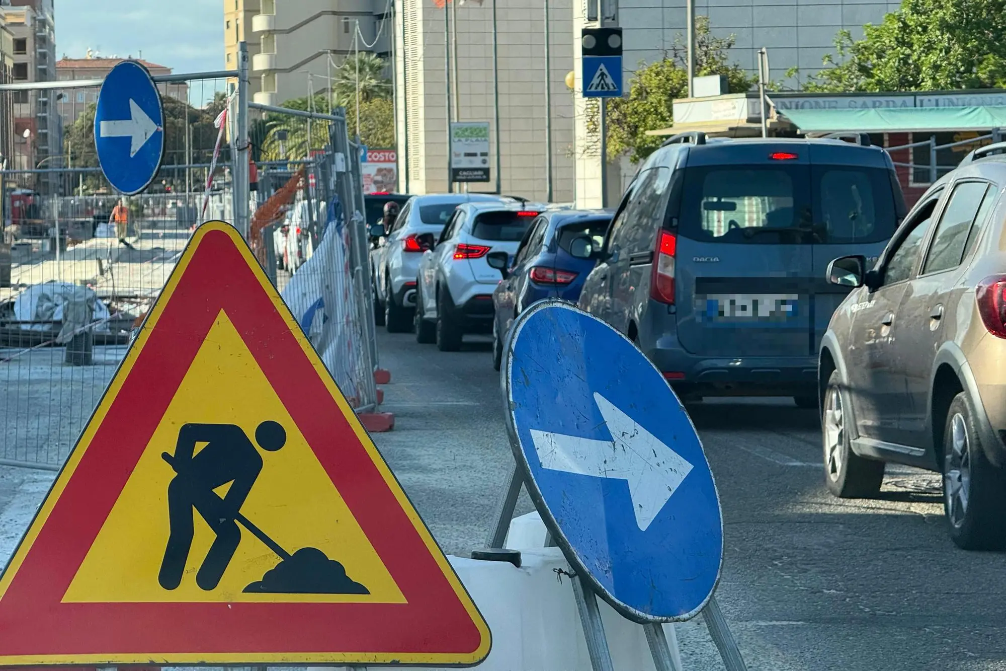 Il traffico ogni giorno legato ai lavori della metro in viale Diaz