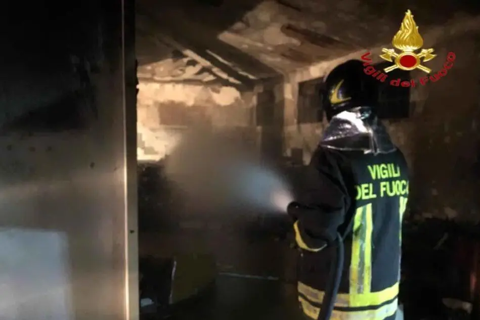 L'estinzione delle fiamme (Foto Vigili del fuoco)