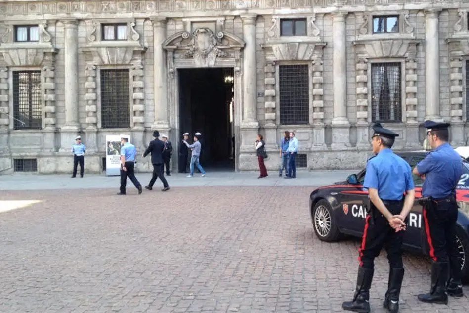Carabinieri davanti a palazzo Marino