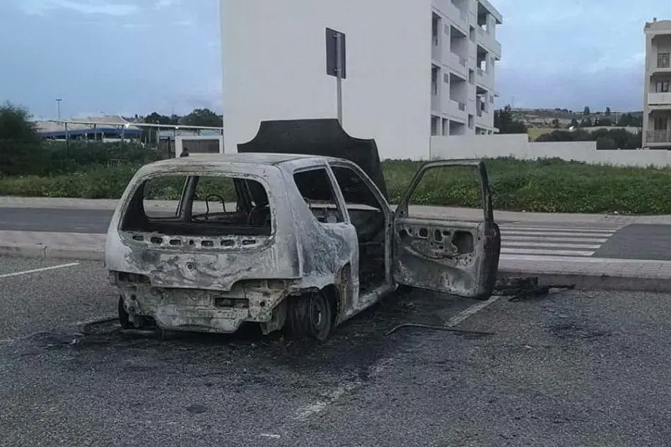 L'auto bruciata a Quartello (foto Giorgia Daga)