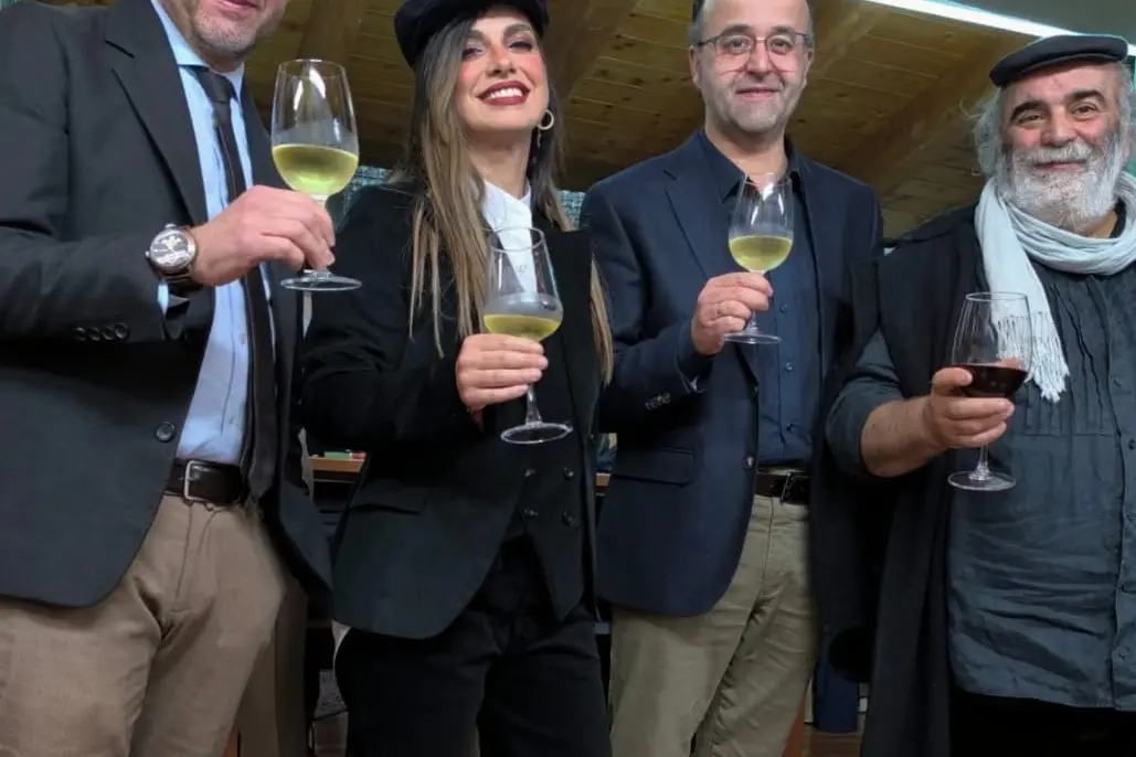 Nuoro, Dolcenera con l'abito per Bitti firmato sartoria Pinu. In foto con i sarti e Gigi Sanna