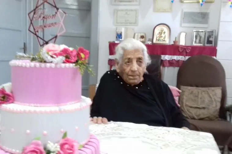 Nonna Raffaela per i 106 anni (Foto Andrea Scano)