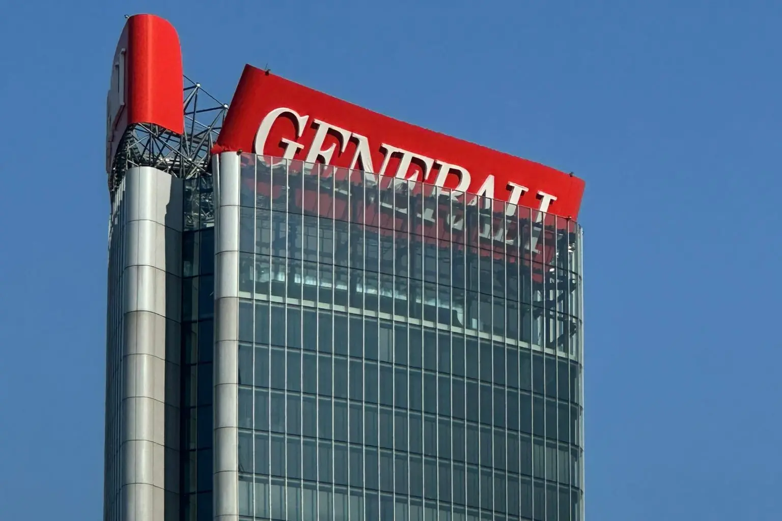 La scritta pericolante della Torre Hadid a Milano