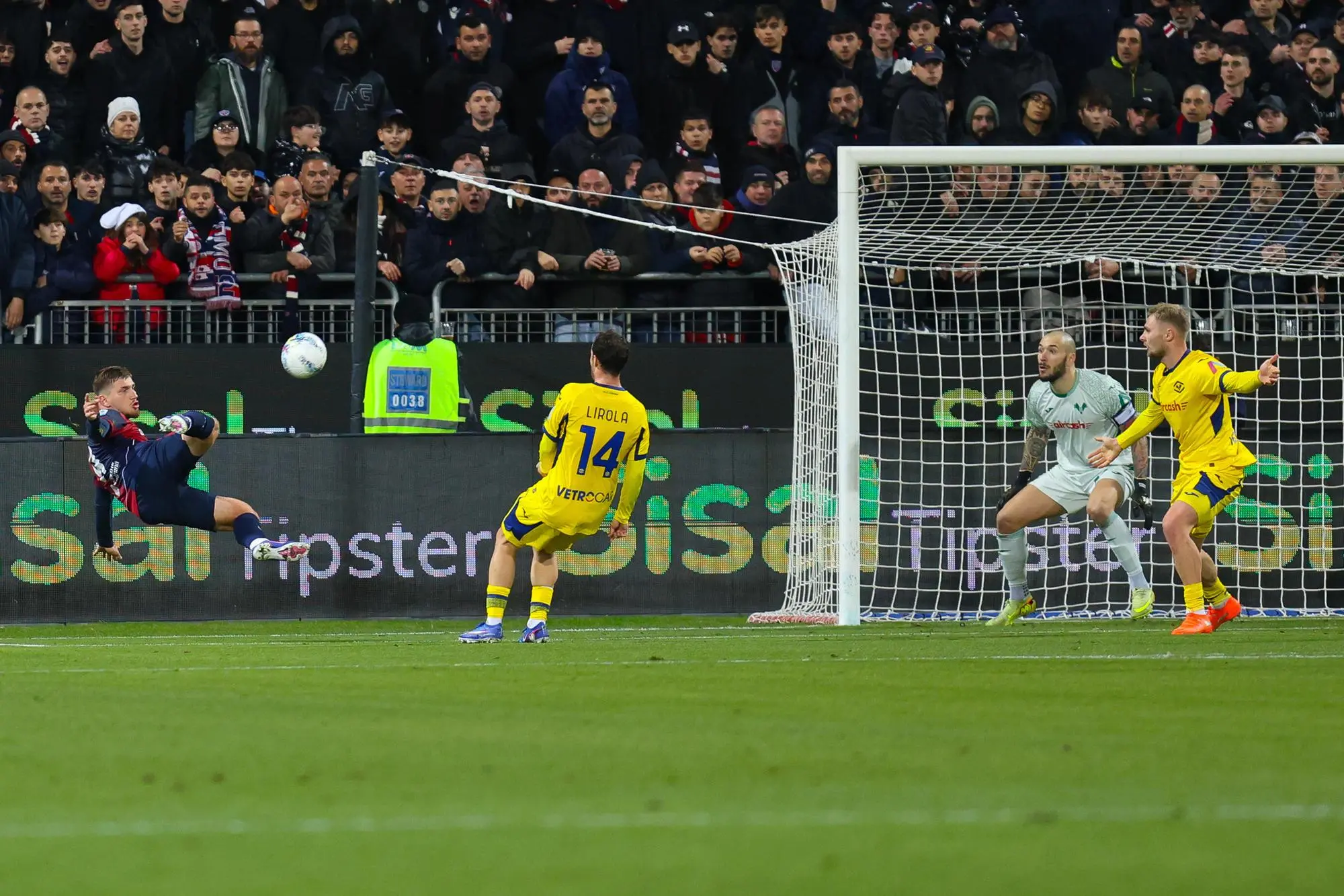 Semih Kılıçsoy si coordina per la rovesciata diventata il gol del 2-0 in Cagliari-Verona (foto Ansa)