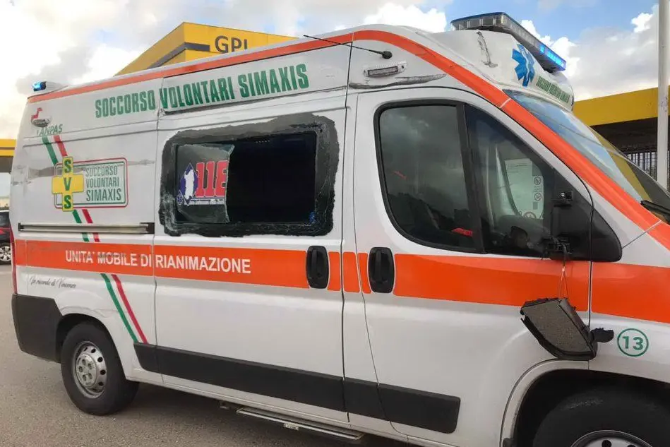L'ambulanza danneggiata (foto Elia Sanna)