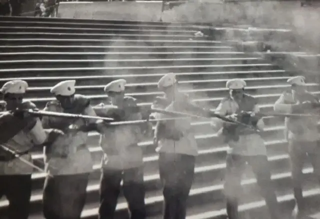 I soldati sparano sulla folla in una scena del film &quot;La corazzata Potemkin&quot;