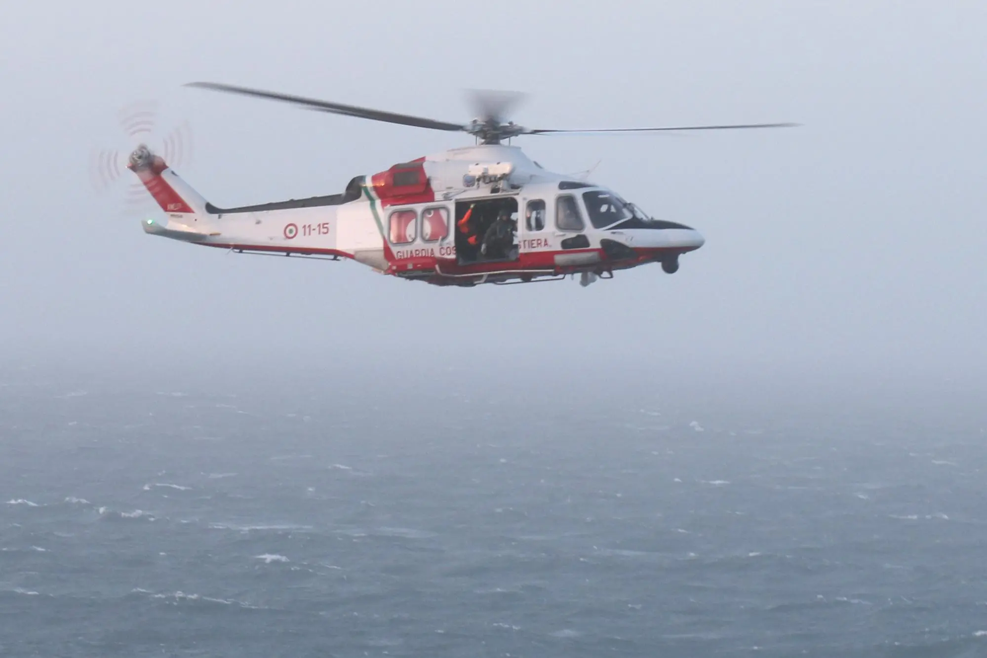 L'elicottero della Guardia Costiera (Foto Fabio Murru)