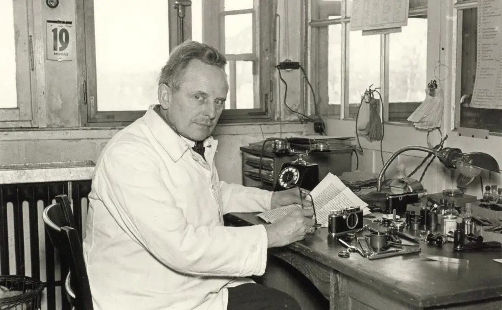 Oskar Barnack nel suo studio a Hausertor Works, foto di Julius Huisgen\r,\r 1934\r © Leica Camera AG