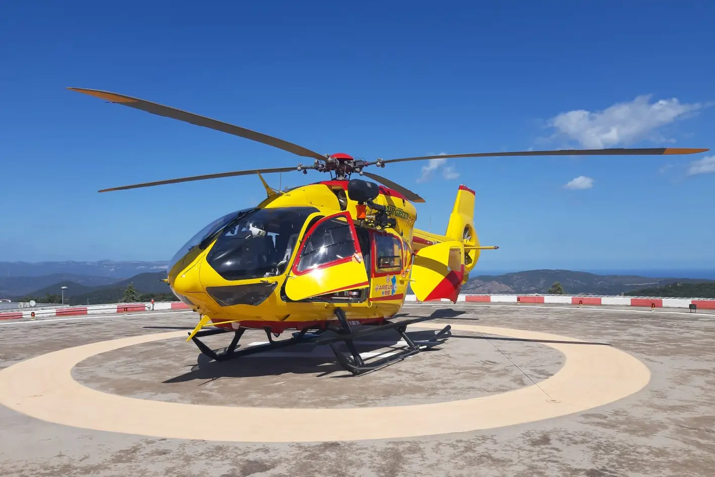 L'elicottero dell'Areus sull'elisuperficie di Lanusei (foto concessa)
