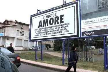 Il manifesto sull'amore affisso in via Roma foto Milena Mundula