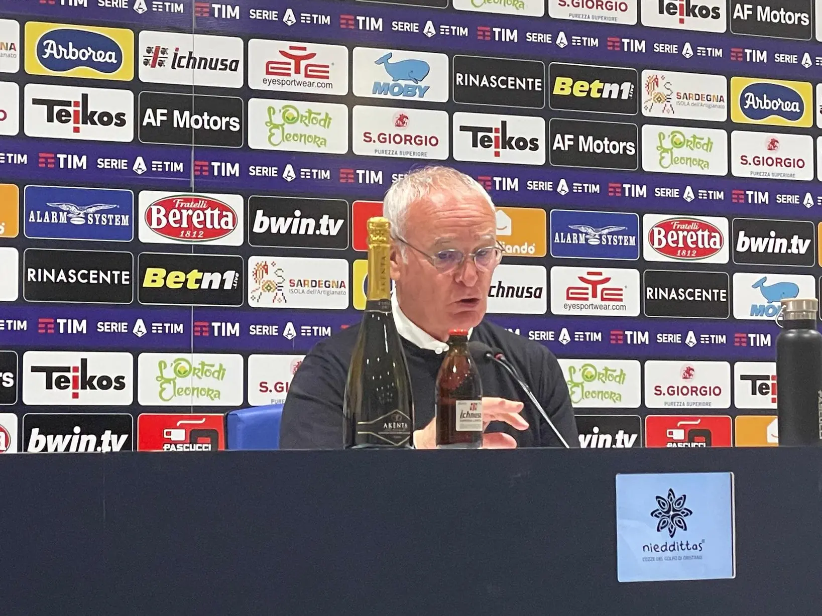 Claudio Ranieri in sala stampa dopo Cagliari-Lecce (foto Spignesi)