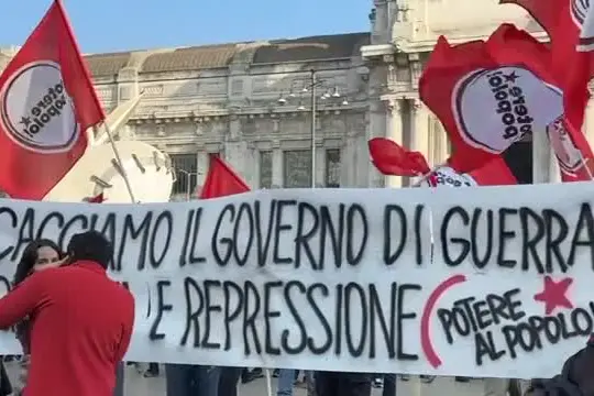 Manifestazione a Milano: "Cacciamo il governo di guerra e carovita"