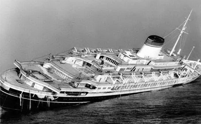 L'Andrea Doria inclinata (Archivio Ansa)
