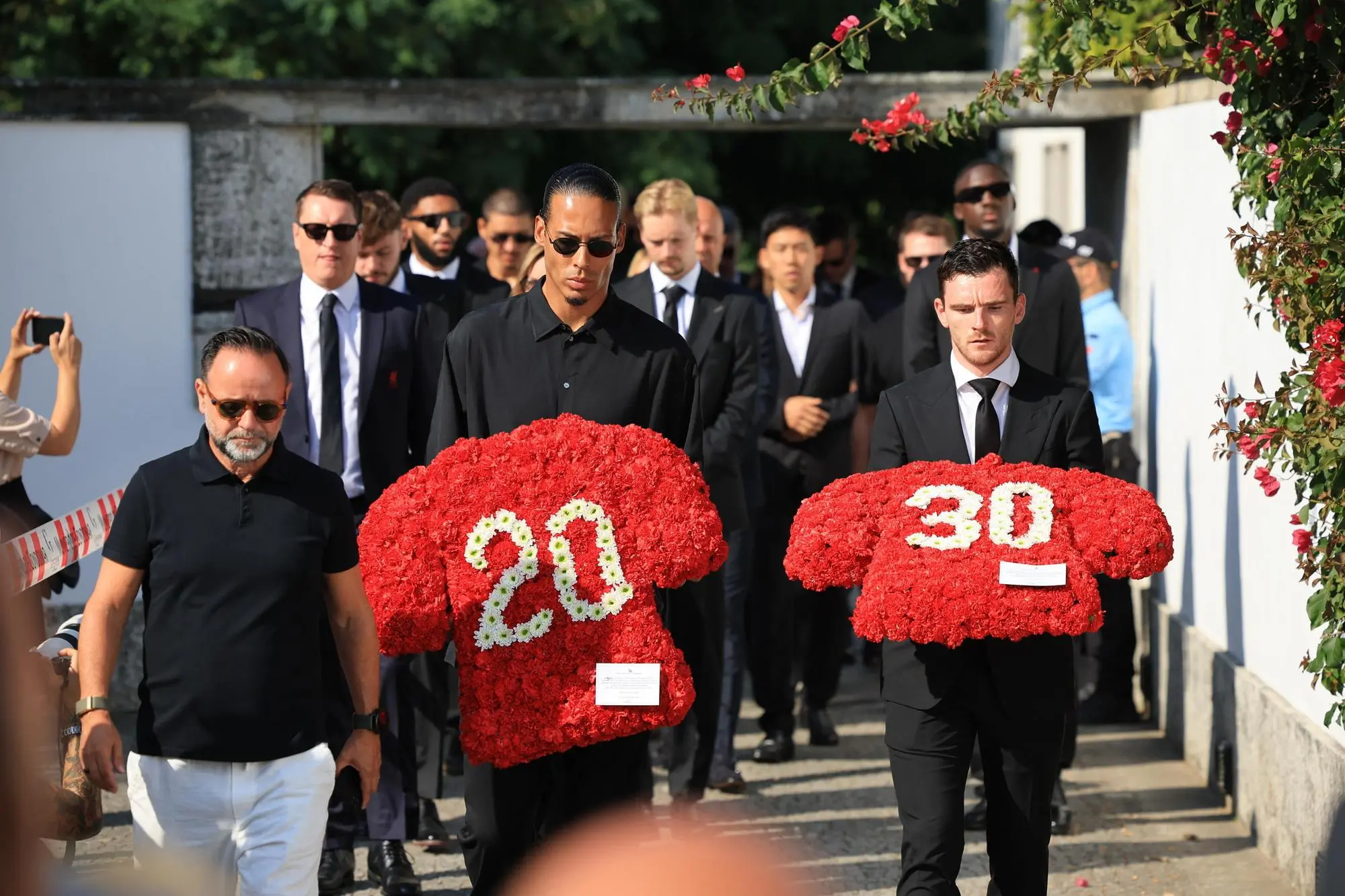 L'omaggio del Liverpool a Diogo Jota e suo fratello André, in occasione dei funerali in Portogallo (foto Ansa)