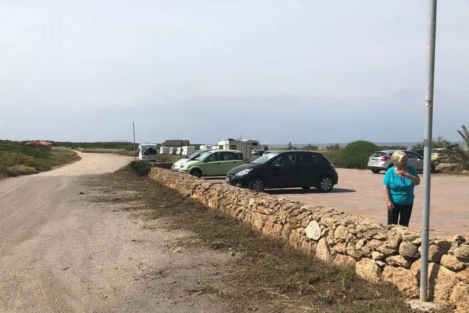 Alcuni parcheggi sulla costa (L'Unione Sarda - Pinna)