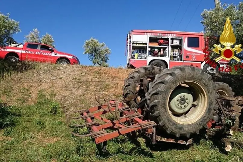 Il trattore coinvolto nell'incidente (foto vigili del fuoco)
