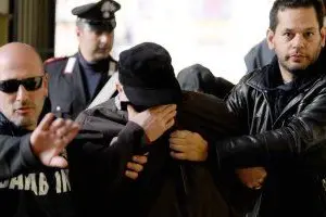 Pasquale Russo si copre il volto al momento della cattura