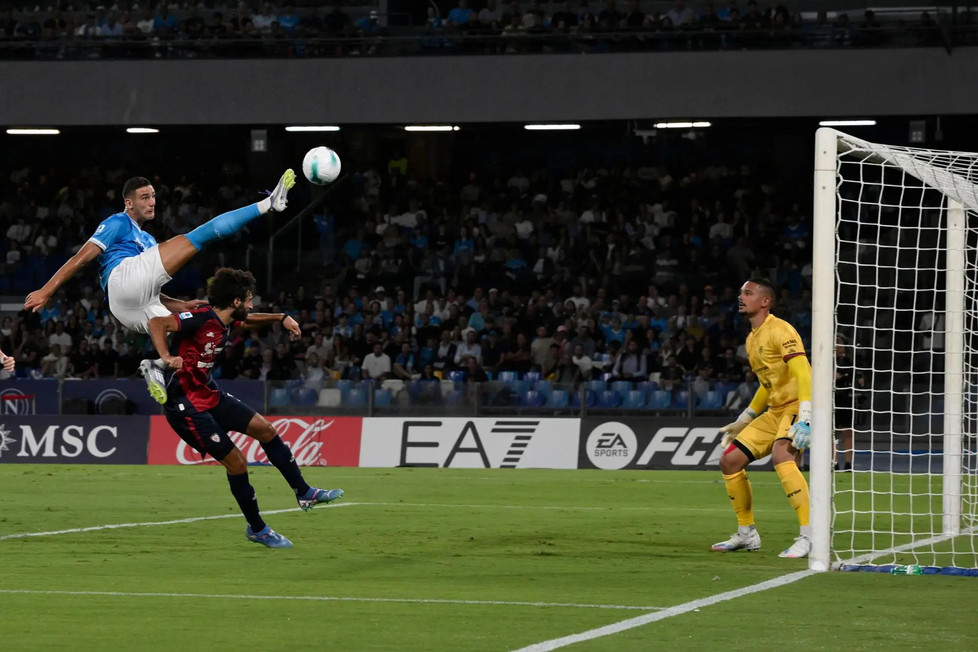 Acrobazia di Lorenzo Lucca in Napoli-Cagliari (foto Ansa)